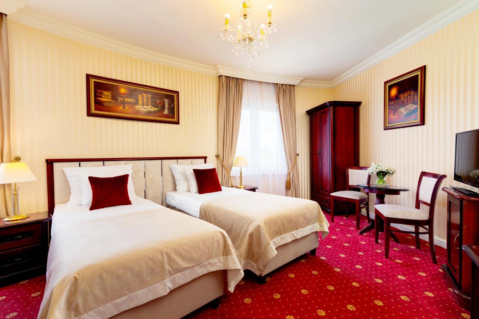 Palacyk Otrebusy Business & Spa Εξωτερικό φωτογραφία